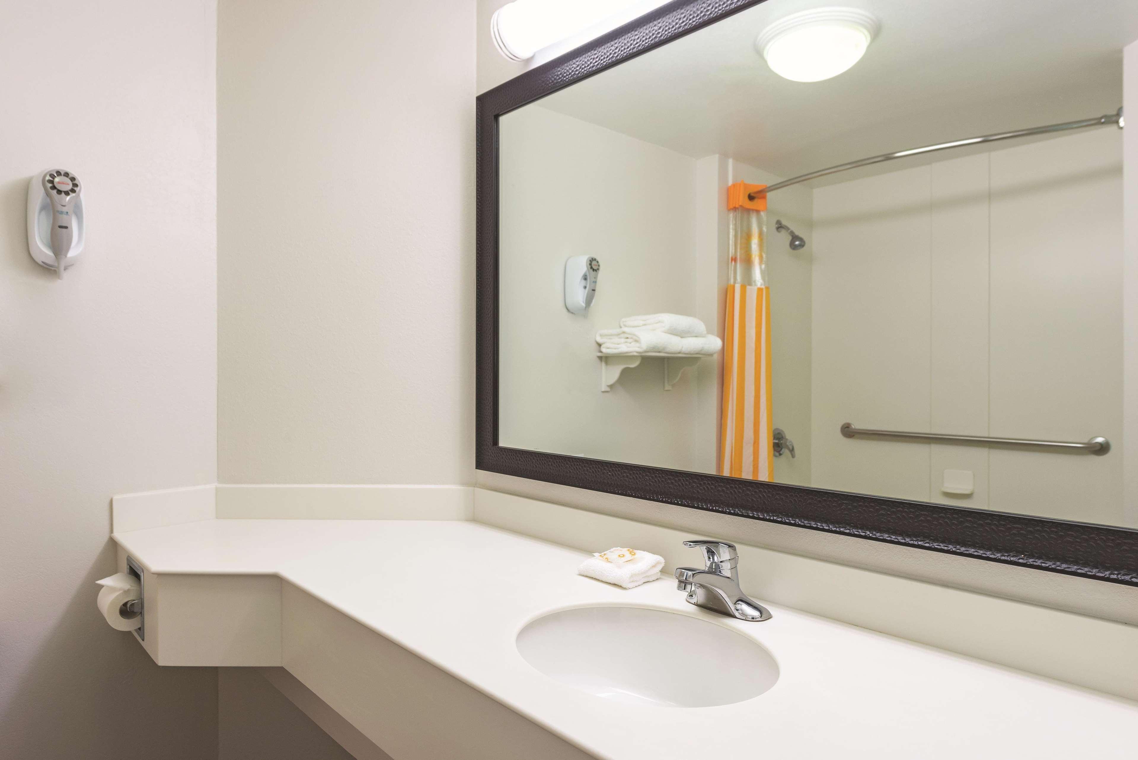 La Quinta By Wyndham St. Louis Westport Hotel Мериленд Хайтс Екстериор снимка